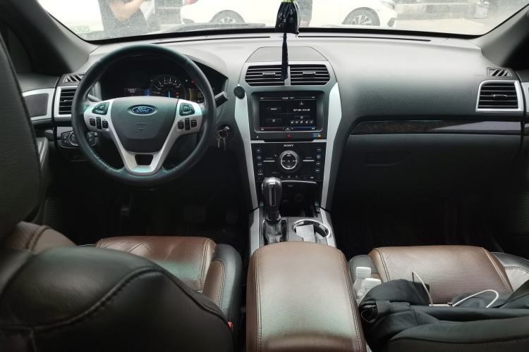 Used Ford Explorer 2013 3.5L Deluxe Model Center Console