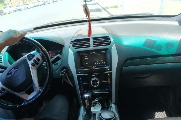 Used Ford Explorer 2013 3.5L Deluxe Model Center Console