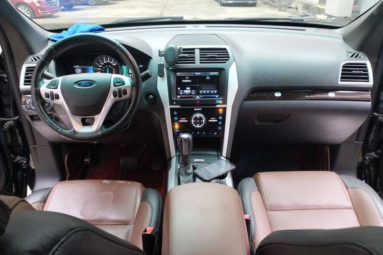 Used Ford Explorer 2013 3.5L Deluxe Model Center Console