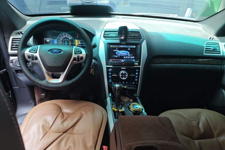Used Ford Explorer 2013 3.5L Deluxe Model Center Console
