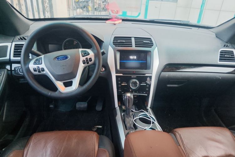 Used Ford Explorer 2013 3.5L Deluxe Model Center Console