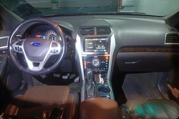 Used Ford Explorer 2013 3.5L Deluxe Model Center Console