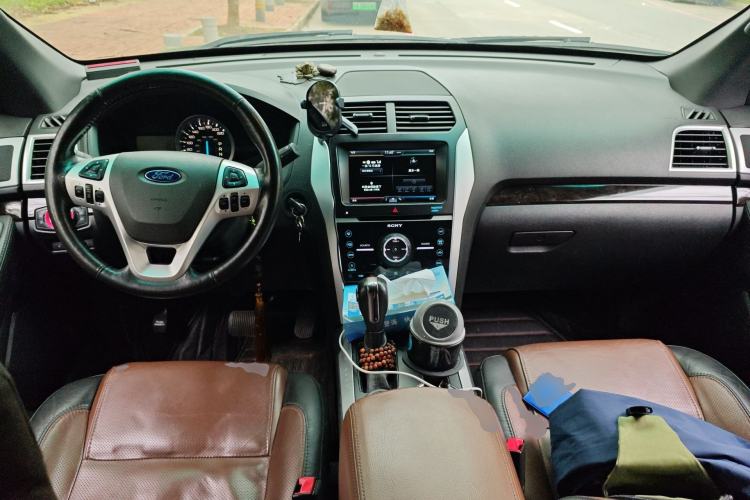Used Ford Explorer 2013 3.5L Deluxe Model Center Console