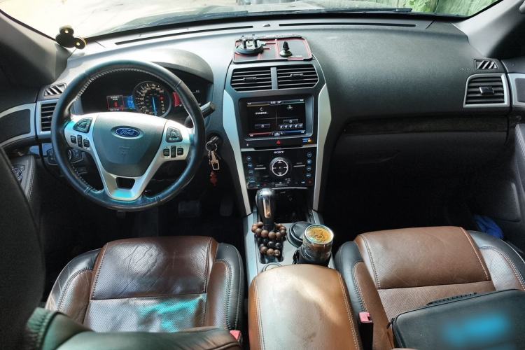 Used Ford Explorer 2013 3.5L Deluxe Model Center Console