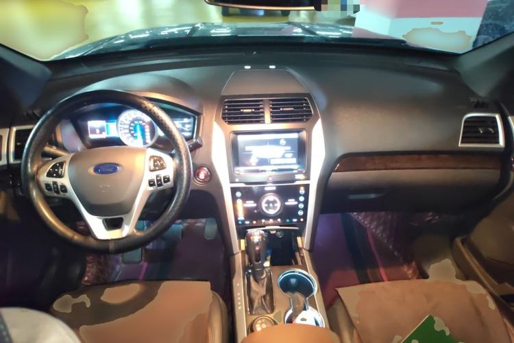 Used Ford Explorer 2013 3.5L Deluxe Model Center Console