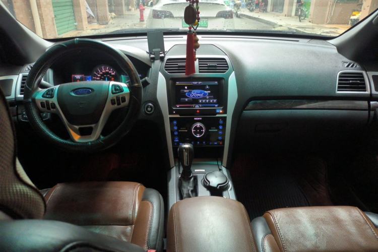 Used Ford Explorer 2013 3.5L Deluxe Model Center Console