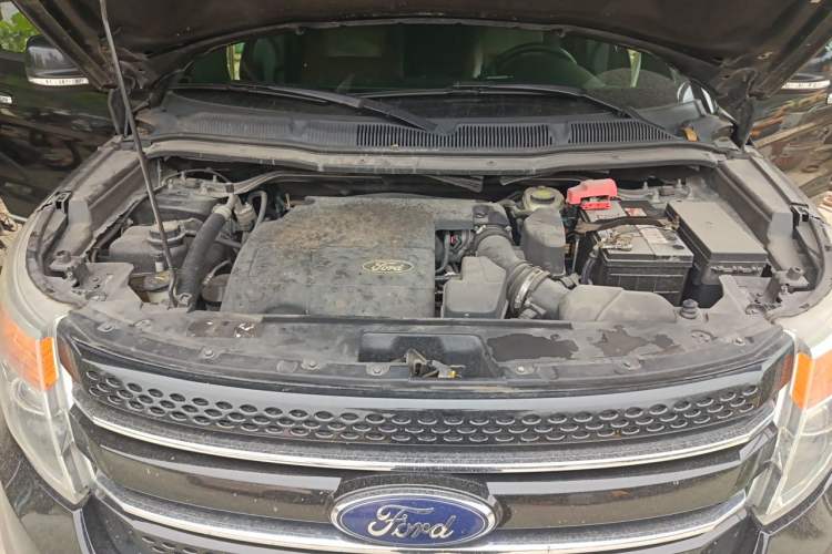 Used Ford Explorer 2013 3.5L Deluxe Model Engine Bay