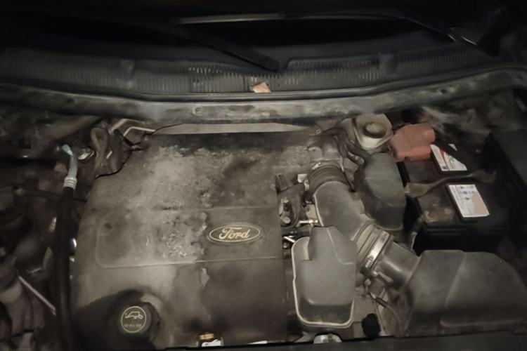 Used Ford Explorer 2013 3.5L Deluxe Model Engine Bay