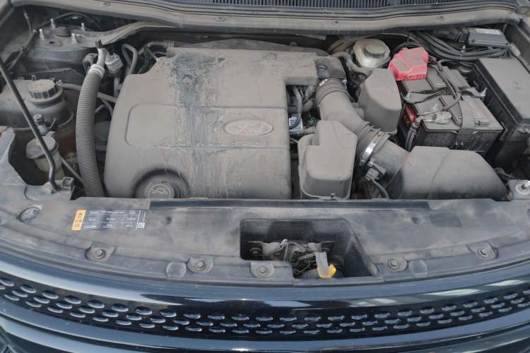 Used Ford Explorer 2013 3.5L Deluxe Model Engine Bay