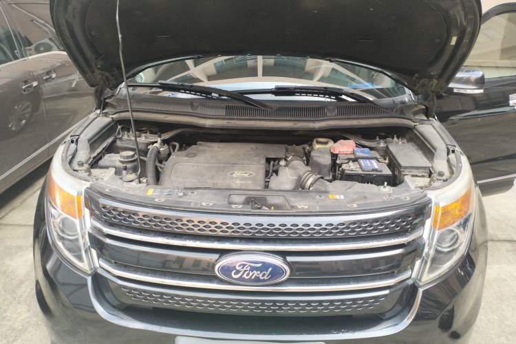 Used Ford Explorer 2013 3.5L Deluxe Model Engine Bay