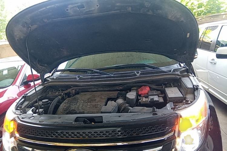 Used Ford Explorer 2013 3.5L Deluxe Model Engine Bay
