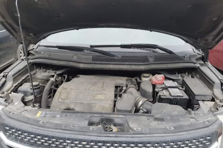 Used Ford Explorer 2013 3.5L Deluxe Model Engine Bay