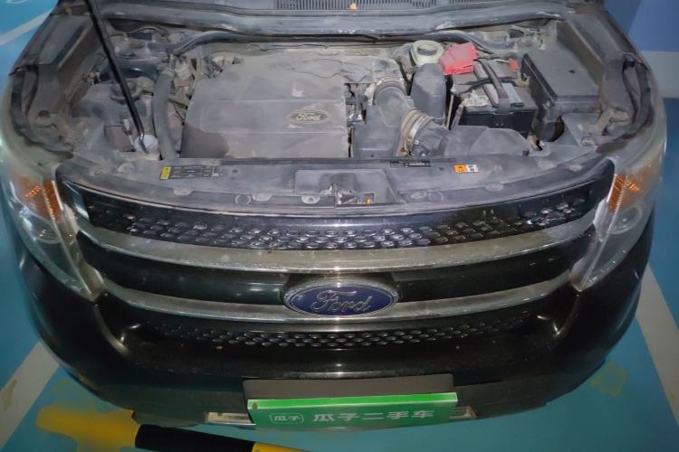 Used Ford Explorer 2013 3.5L Deluxe Model Engine Bay
