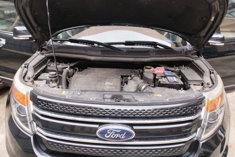 Used Ford Explorer 2013 3.5L Deluxe Model Engine Bay