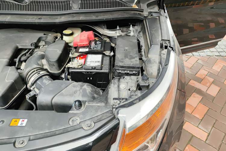 Used Ford Explorer 2013 3.5L Deluxe Model Engine Bay Left