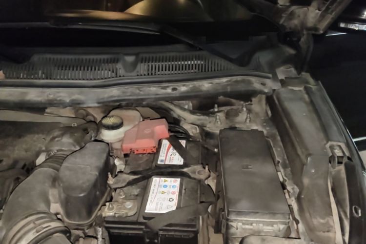 Used Ford Explorer 2013 3.5L Deluxe Model Engine Bay Left
