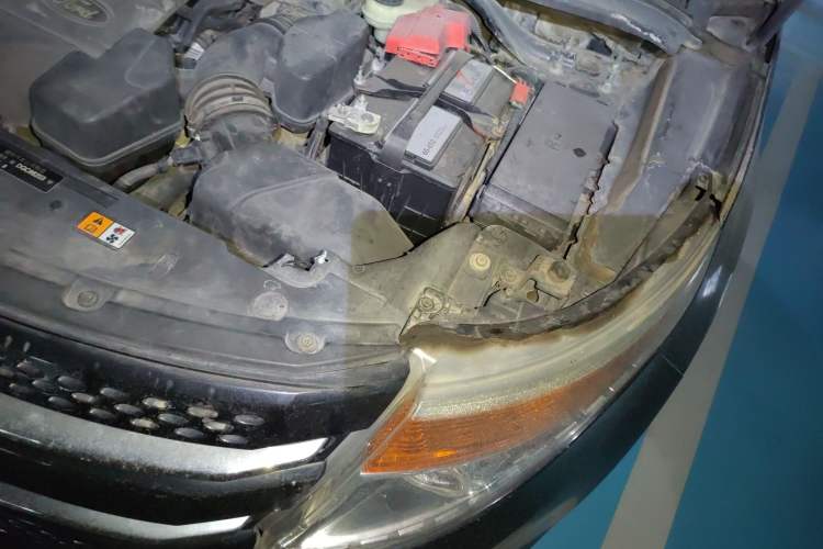 Used Ford Explorer 2013 3.5L Deluxe Model Engine Bay Left