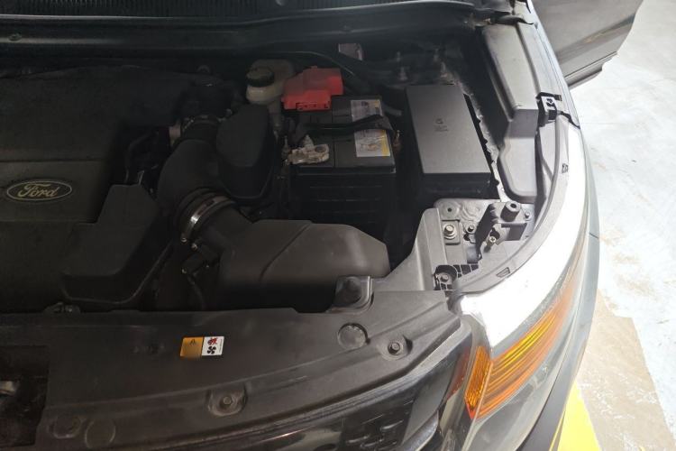Used Ford Explorer 2013 3.5L Deluxe Model Engine Bay Left