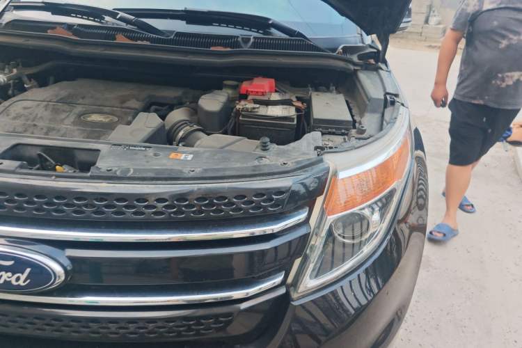 Used Ford Explorer 2013 3.5L Deluxe Model Engine Bay Left