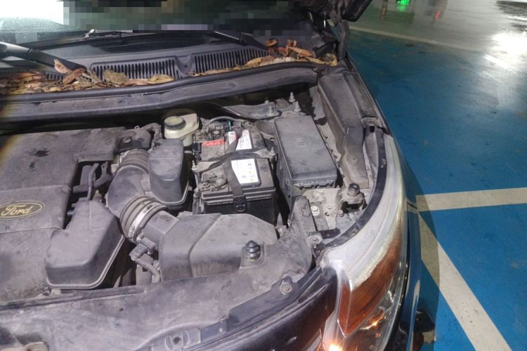 Used Ford Explorer 2013 3.5L Deluxe Model Engine Bay Left