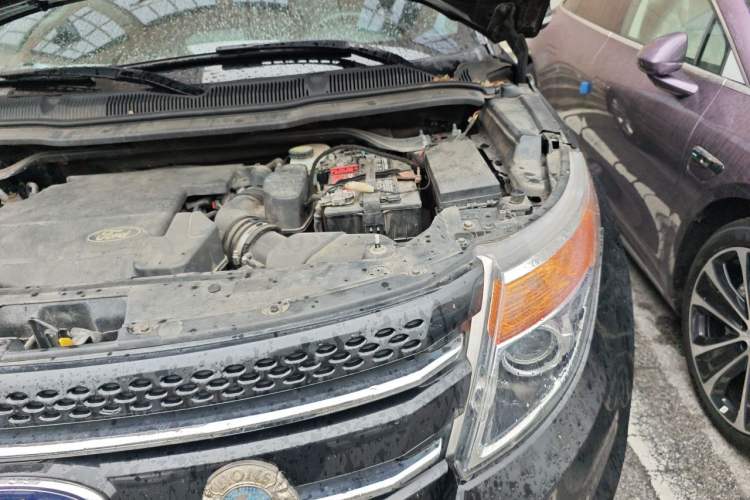 Used Ford Explorer 2013 3.5L Deluxe Model Engine Bay Left