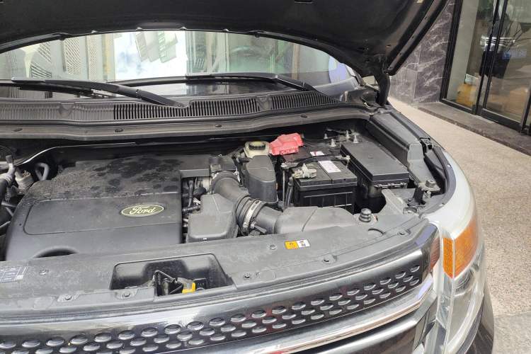 Used Ford Explorer 2013 3.5L Deluxe Model Engine Bay Left