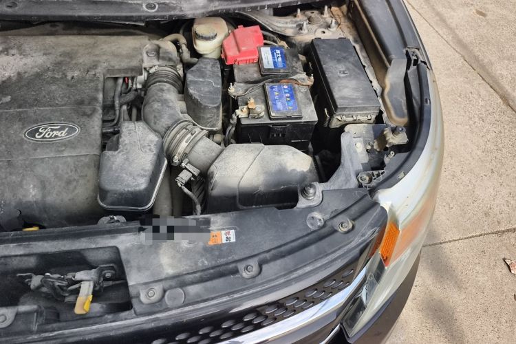 Used Ford Explorer 2013 3.5L Deluxe Model Engine Bay Left