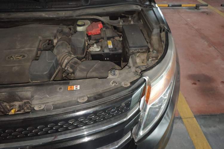 Used Ford Explorer 2013 3.5L Deluxe Model Engine Bay Left