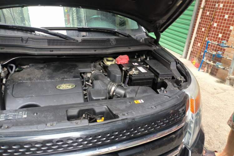 Used Ford Explorer 2013 3.5L Deluxe Model Engine Bay Left