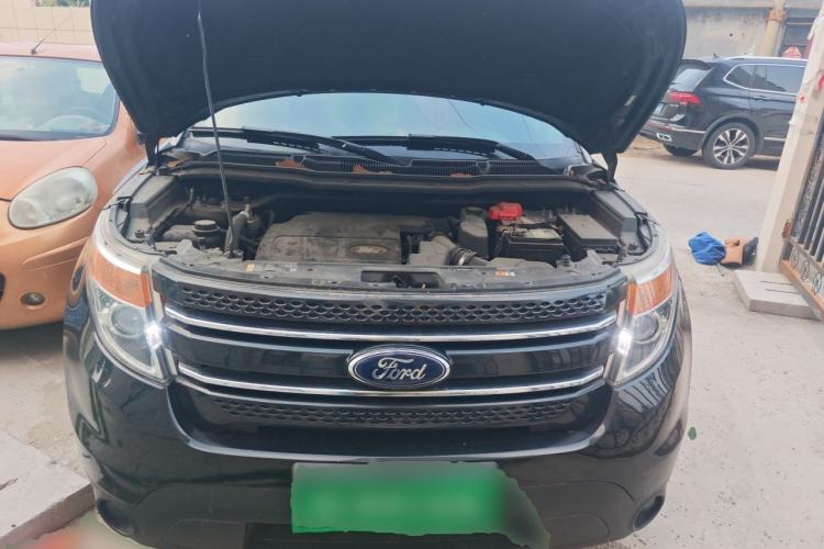 Used Ford Explorer 2013 3.5L Deluxe Model Engine Bay