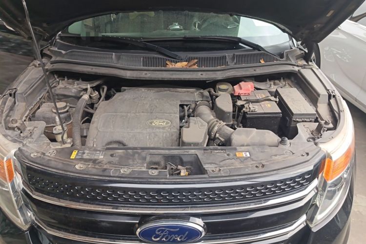 Used Ford Explorer 2013 3.5L Deluxe Model Engine Bay