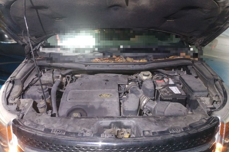 Used Ford Explorer 2013 3.5L Deluxe Model Engine Bay