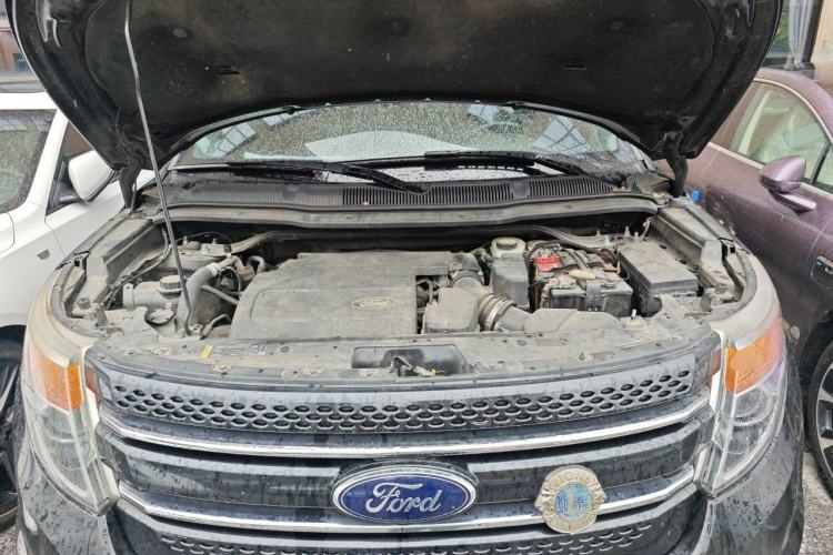 Used Ford Explorer 2013 3.5L Deluxe Model Engine Bay