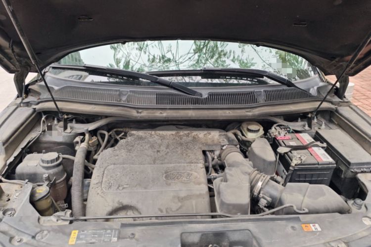 Used Ford Explorer 2013 3.5L Deluxe Model Engine Bay