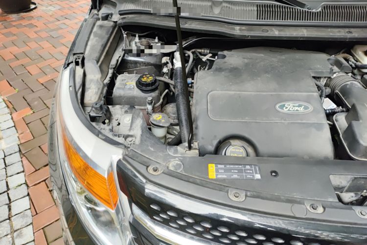 Used Ford Explorer 2013 3.5L Deluxe Model Engine Bay Right