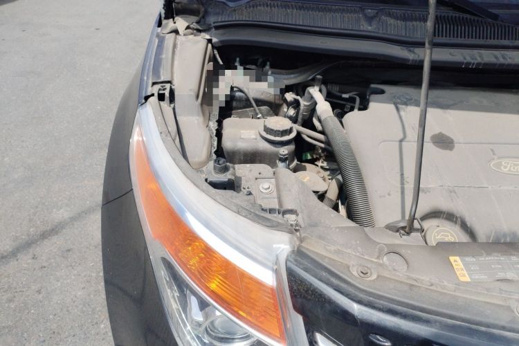 Used Ford Explorer 2013 3.5L Deluxe Model Engine Bay Right