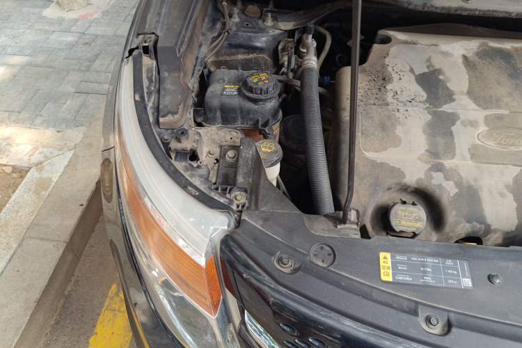 Used Ford Explorer 2013 3.5L Deluxe Model Engine Bay Right
