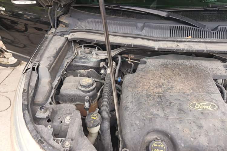 Used Ford Explorer 2013 3.5L Deluxe Model Engine Bay Right