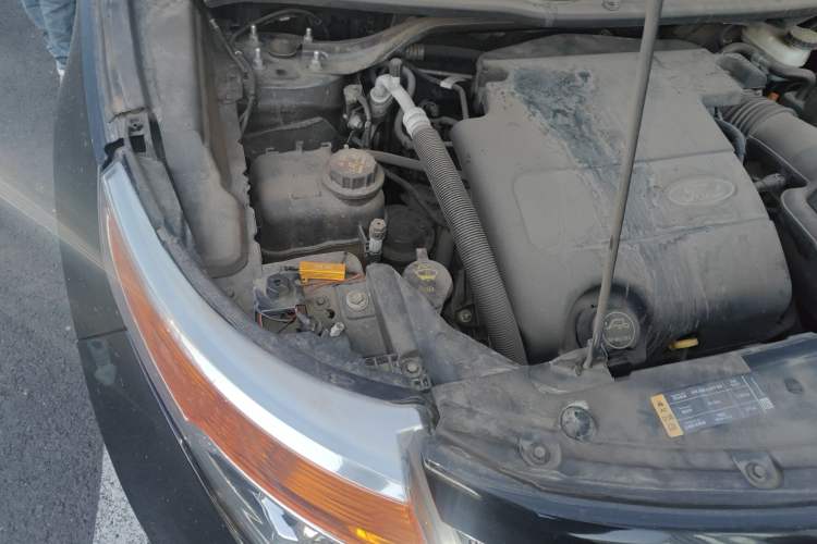 Used Ford Explorer 2013 3.5L Deluxe Model Engine Bay Right