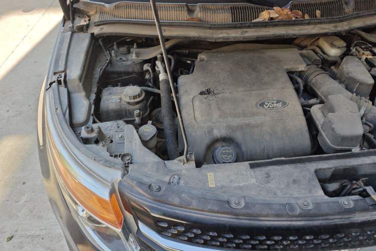 Used Ford Explorer 2013 3.5L Deluxe Model Engine Bay Right