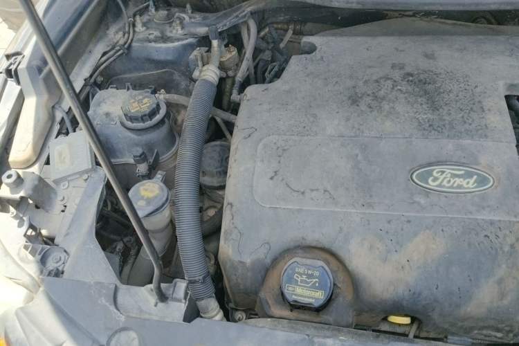 Used Ford Explorer 2013 3.5L Deluxe Model Engine Bay Right