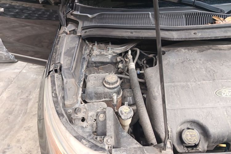Used Ford Explorer 2013 3.5L Deluxe Model Engine Bay Right