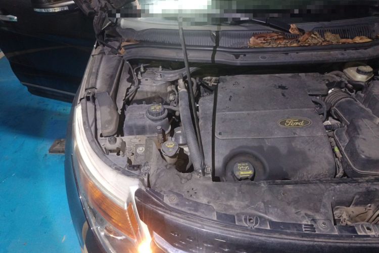 Used Ford Explorer 2013 3.5L Deluxe Model Engine Bay Right