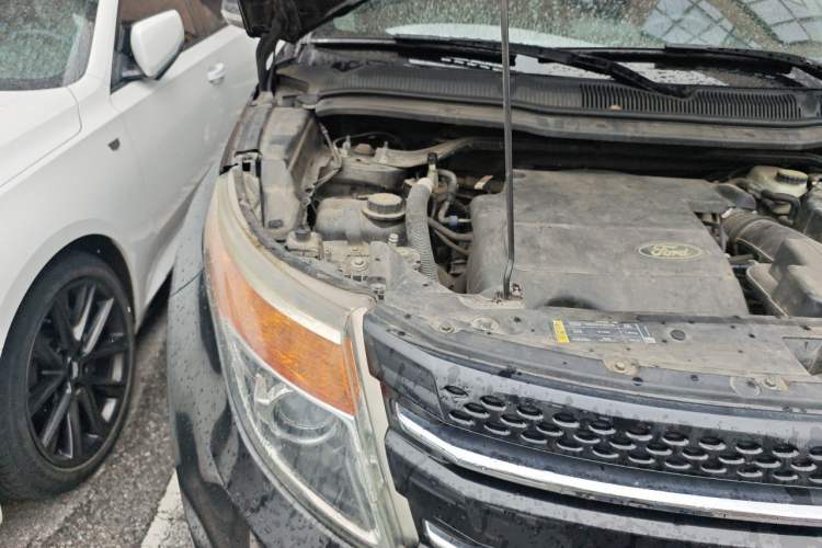 Used Ford Explorer 2013 3.5L Deluxe Model Engine Bay Right