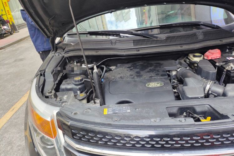 Used Ford Explorer 2013 3.5L Deluxe Model Engine Bay Right