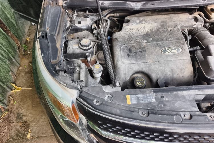 Used Ford Explorer 2013 3.5L Deluxe Model Engine Bay Right