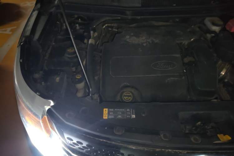 Used Ford Explorer 2013 3.5L Deluxe Model Engine Bay Right