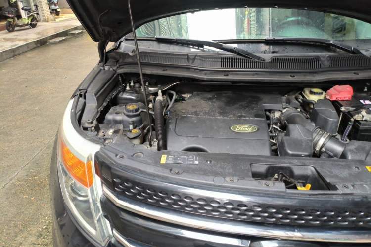 Used Ford Explorer 2013 3.5L Deluxe Model Engine Bay Right