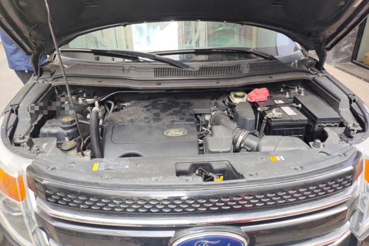 Used Ford Explorer 2013 3.5L Deluxe Model Engine Bay