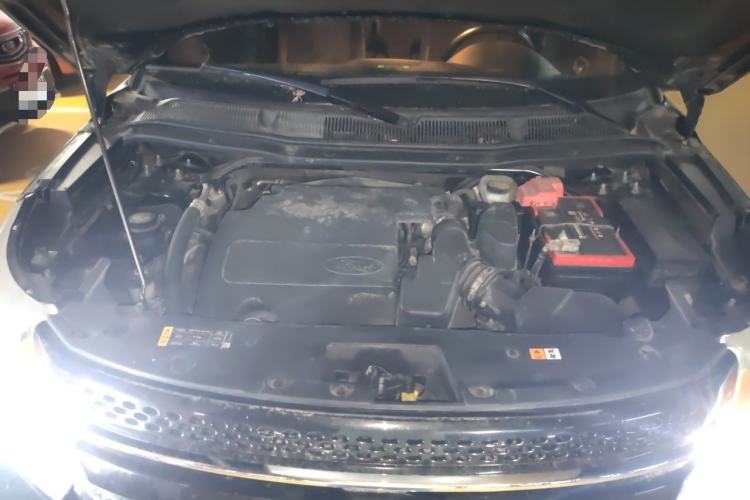 Used Ford Explorer 2013 3.5L Deluxe Model Engine Bay